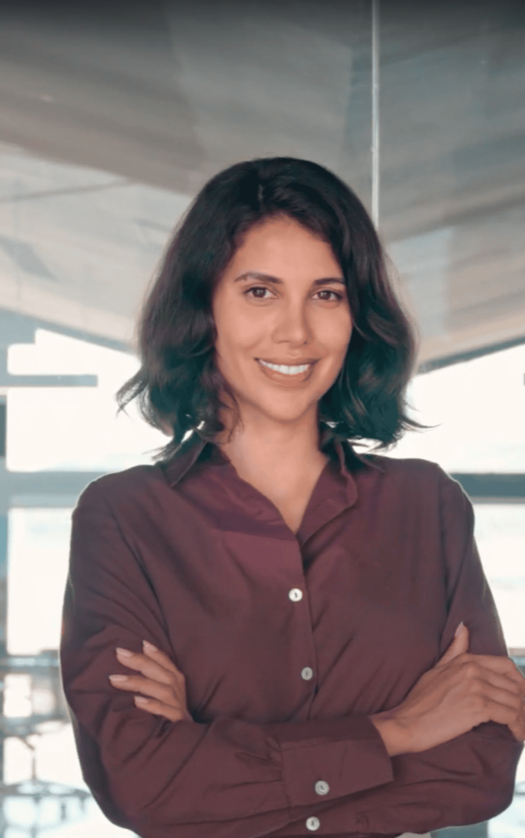 Femme souriant à la caméra, extraite d’une vidéo du dispositif de brand content conçu par l’Agence WAT pour PwC, illustrant une approche créative de la communication employeur.